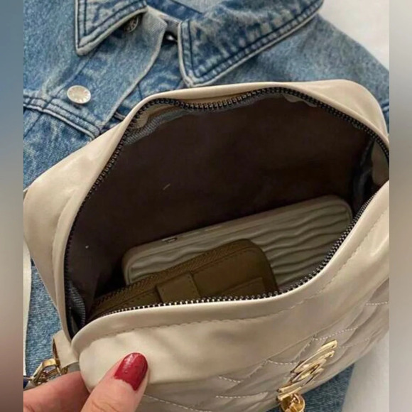 Chic Quilted White Shoulder Bag with Gold Accents in Great Condition - Picture 4 of 5